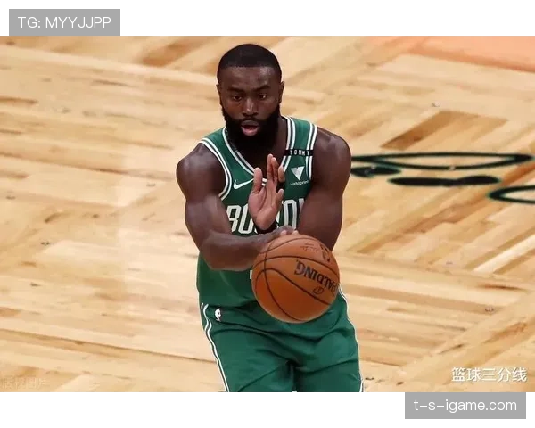 利弗斯三分威胁引爆赛场,球迷热议其关键一投能否改写比赛走势 利弗斯三分威胁引爆赛场,球迷热议其关键一投能否改写比赛走势