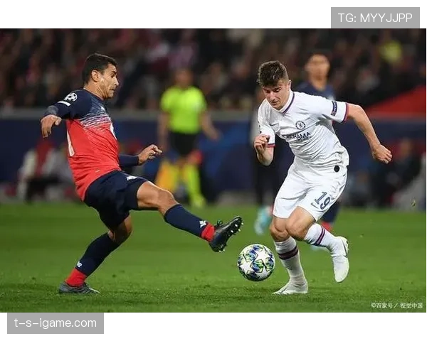 利桑德罗·马丁内斯身高劣势下防守表现稳健 利桑德罗·马丁内斯身高劣势下防守表现稳健