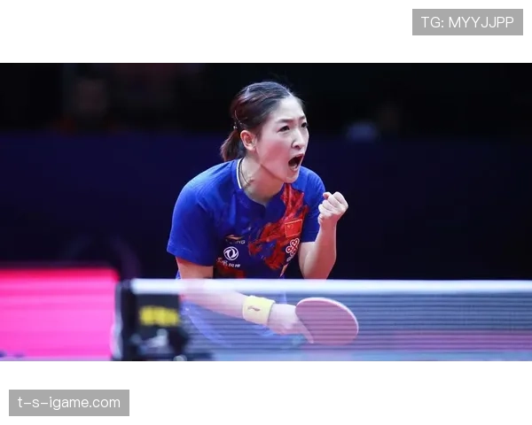 刘诗雯训练间隙偷吃零食，和赛场上那个铁血姑娘判若两人！