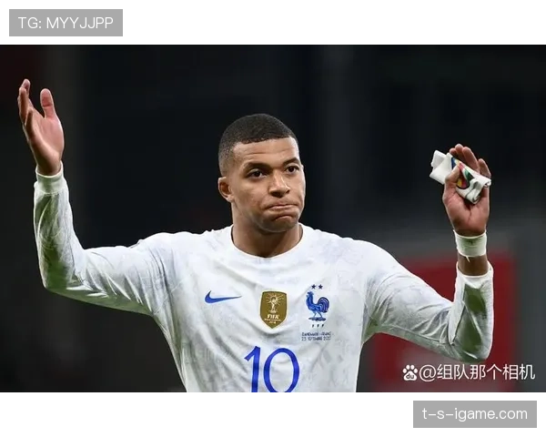 刚刷到姆巴佩机场照，手拎一大堆名牌袋子，领奖台那股冷峻感哪儿去了