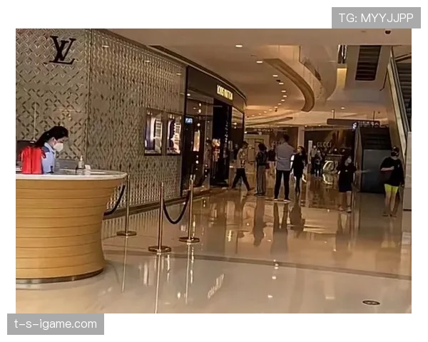 卢玉菲训练完顺手拎了三个爱马仕回家？